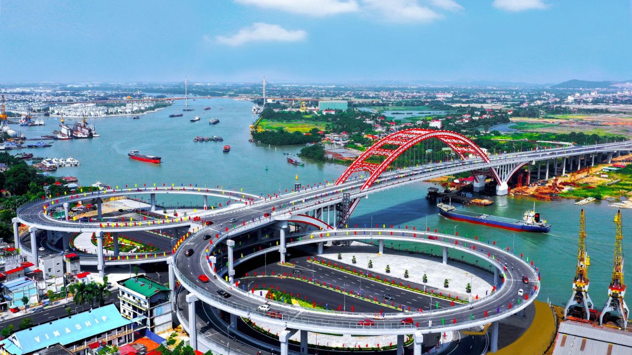 Cầu Hoàng Văn Thụ dài 1.138,5m — cây cầu đầu tiên kết nối khu đô thị Bắc Sông Cấm với trung tâm thành phố cũ