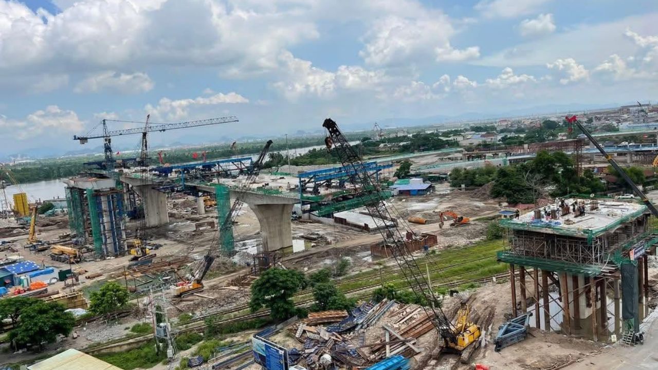 Công trường cầu Nguyễn Trãi