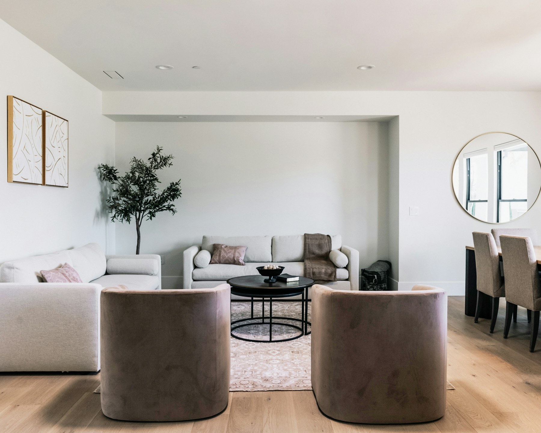Phòng khách căn hộ hiện đại sáng và tối giản