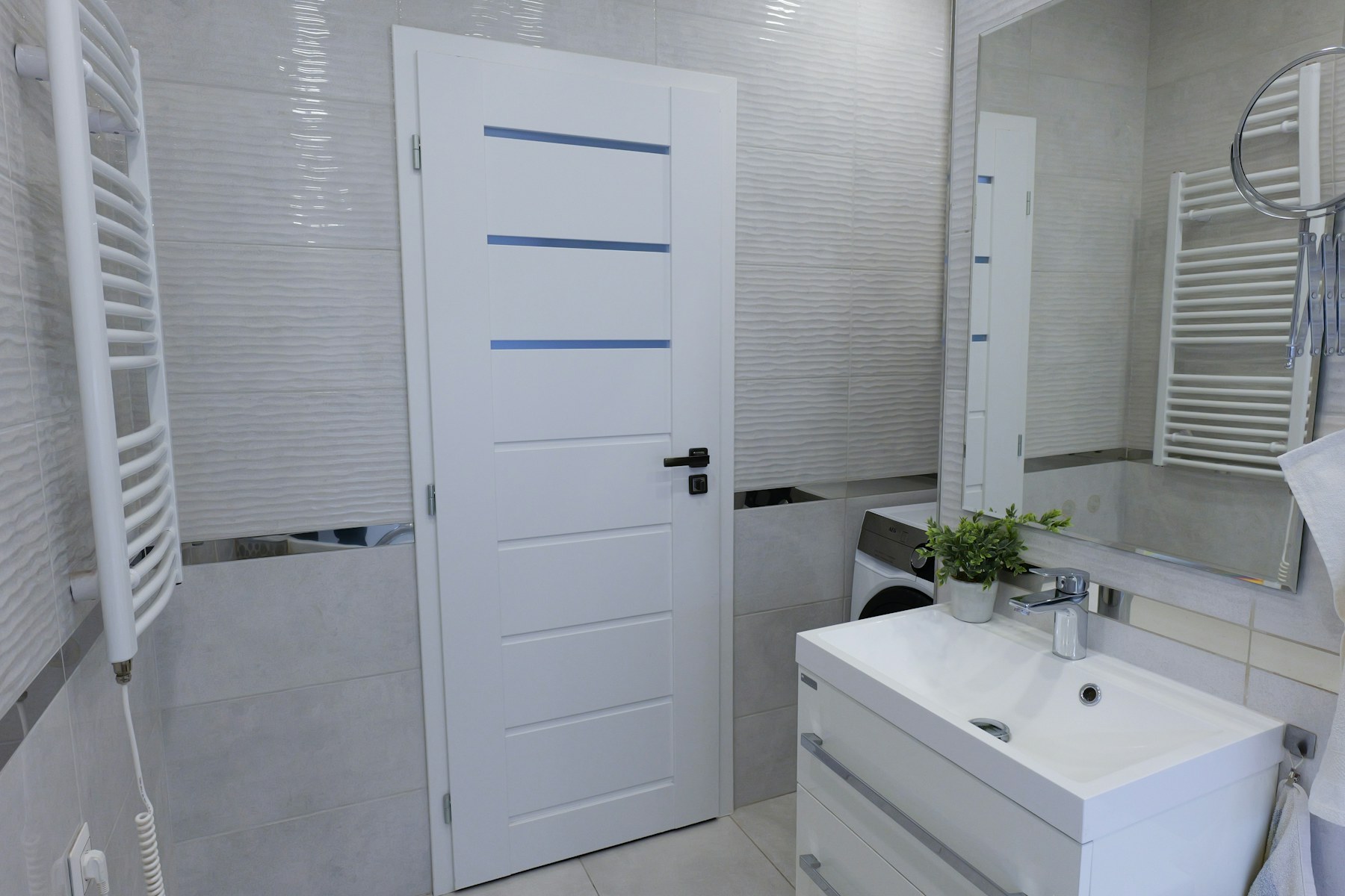Nhà Chung Cư Bị Thấm Nước Ai Chịu Trách Nhiệm? Cách Xử Lý Và Yêu Cầu Bảo Hành 3 Phòng tắm căn hộ hiện đại cần kiểm tra chống thấm và cấp thoát nước